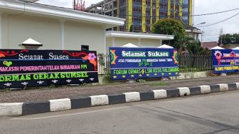 Maklumat Larangan FPI Beredar, Mapolda Sumsel Tetiba Padat Karangan Bunga