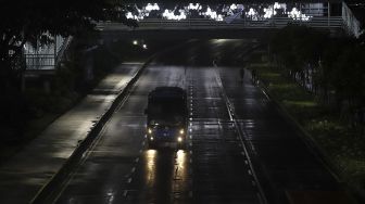Bus Transjakarta melintas saat diberlakukannya Car Free Night (malam bebas kendaraan) dan Crowd Free Night (malam bebas keramaian) pada malam pergantian tahun di Jalan Sudirman, Jakarta, Kamis (31/12/2020). [Suara.com/Angga Budhiyanto]