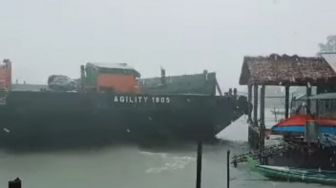 Kapal Tongkang Hantam Rumah Warga di Batam, Diduga Akibat Cuaca Ekstrem