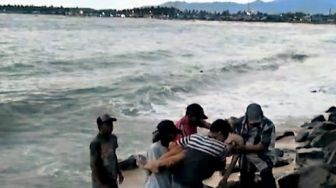 Main Getek di Pantai Kalapa Pendek, Warga Pandeglang Terseret Ombak