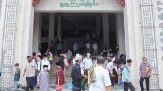 Warga usai melaksanakan shalat jumat di Masjid Agung At-Tin, Taman Mini, Jakarta Timur, Jumat (1/1/2021). [Suara.com/Alfian Winanto]
