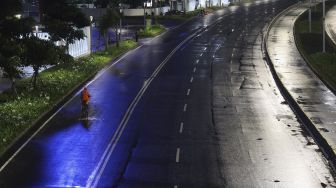 Warga bersepeda saat diberlakukannya Car Free Night (malam bebas kendaraan) dan Crowd Free Night (malam bebas keramaian) pada malam pergantian tahun di Jalan Sudirman, Jakarta, Kamis (31/12/2020). [Suara.com/Angga Budhiyanto]