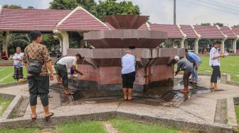 Warga mengambil air wudhu untuk melaksanakan shalat jumat di Masjid Agung At-Tin, Taman Mini, Jakarta Timur, Jumat (1/1/2021). [Suara.com/Alfian Winanto]