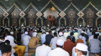 Warga mendengarkan ceramah saat melaksanakan shalat jumat di Masjid Agung At-Tin, Taman Mini, Jakarta Timur, Jumat (1/1/2021). [Suara.com/Alfian Winanto]