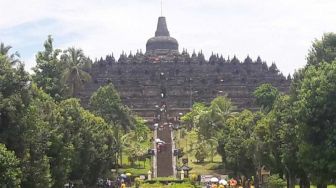 Wisatawan yang Naik ke Candi Borobudur Bakal Dibatasi dan Harus Pakai Sandal Khusus, Ini Alasannya
