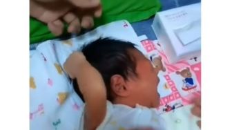 Bayi Nangis Kencang Karena Jambak Rambutnya Sendiri, Nitizen: Ngelawak