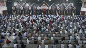 Warga melaksanakan shalat jumat di Masjid Agung At-Tin, Taman Mini, Jakarta Timur, Jumat (1/1/2021). [Suara.com/Alfian Winanto]