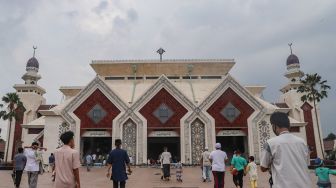 Warga berdatangan untuk melaksanakan shalat jumat di Masjid Agung At-Tin, Taman Mini, Jakarta Timur, Jumat (1/1/2021). [Suara.com/Alfian Winanto]