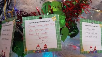 Para Nakes Sampaikan Harapan Mereka di Pohon Natal Hotel Grand Cempaka