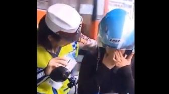 Lolos Razia Polisi, Wanita Ini Malah Menangis Sesenggukan Gegara Ini