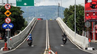 Kendaraan melintasi Jalan Layang di Jalan Pelajar Pejuang 45 di Bandung, Jawa Barat, Jumat (1/1/2021). [ANTARA FOTO/Raisan Al Farisi]
