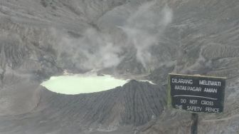 Diguyur Hujan, Kawah Ratu Tangkuban Parahu Jadi Makin Mempesona