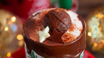 Penuh Kejutan, Ini Resep Hot Chocolate Bomb yang Cocok Diminum saat Hujan