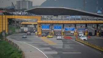 Suasana gerbang keluar Jalan Tol Purbaleunyi yang lengang di Cileunyi, Kabupaten Bandung, Jawa Barat, Jumat (1/1/2021). [ANTARA FOTO/Raisan Al Farisi]