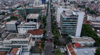 Foto udara Simpang Lima Jalan Asia Afrika yang lengang di Bandung, Jawa Barat, Jumat (1/1/2021). [ANTARA FOTO/Raisan Al Farisi]