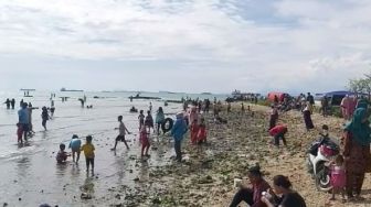 Libur Tahun Baru 2021, Warga Cilegon Piknik di Pantai Sambil Santap Rabeg