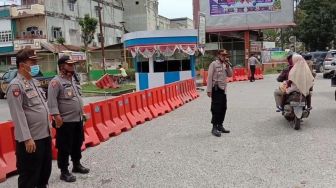 Antisipasi Kerumunan, Polisi Sekat Kendaraan Menuju Pantai Cermin