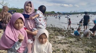 Ke Pantai Gratisan dan Santap Rabeg, Cara Warga Cilegon Libur Tahun Baru