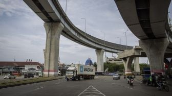 Truk peti kemas melintas di kawasan Tanjung Priok, Jakarta Utara, Sabtu (2/1/2021). ANTARA FOTO/Dhemas Reviyanto