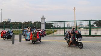 Beberapa pedagang nekat berjualan di trotoar belakang Monumen Nasional atau Monas di Jakarta Pusat, Sabtu (2/1/2021). [Suara.com/Alfian Winanto]