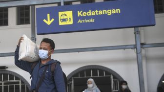 Penumpang kereta api Dharmawangsa dari Surabaya tiba di Stasiun Pasar Senen, Jakarta, Minggu (3/1/2021). [ANTARA FOTO/Akbar Nugroho Gumay]