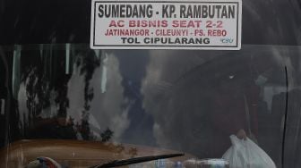 Pemudik tiba di Terminal Kampung Rambutan, Jakarta, Minggu (3/1/2020). [Suara.com/Angga Budhiyanto]