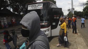 Sejumlah pemudik tiba di Terminal Kampung Rambutan, Jakarta, Minggu (3/1/2020). [Suara.com/Angga Budhiyanto]