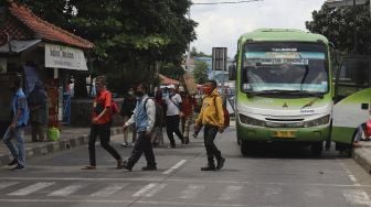 Sejumlah pemudik tiba di Terminal Kampung Rambutan, Jakarta, Minggu (3/1/2020). [Suara.com/Angga Budhiyanto]