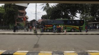 Sejumlah pemudik tiba di Terminal Kampung Rambutan, Jakarta, Minggu (3/1/2020). [Suara.com/Angga Budhiyanto]