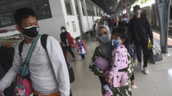 Penumpang kereta api Dharmawangsa dari Surabaya tiba di Stasiun Pasar Senen, Jakarta, Minggu (3/1/2021). [ANTARA FOTO/Akbar Nugroho Gumay]