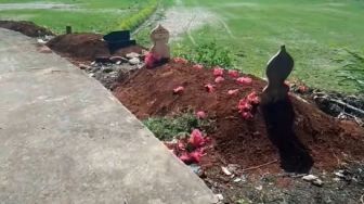 Viral! Mendadak Muncul Kuburan di Pinggir Jalan, Ternyata Ini Sebabnya