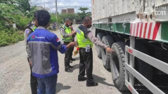 Gagal Salip Truk Trailer, Seorang Ibu di Tuban Tewas