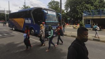 Sejumlah pemudik tiba di Terminal Kampung Rambutan, Jakarta, Minggu (3/1/2020). [Suara.com/Angga Budhiyanto]