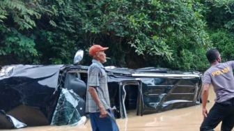 Minibus Terbalik di Sungai Dharmasraya: Sopir Patah Tulang, IRT Luka-luka