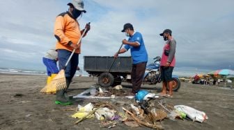 Sampah Berserakan di Pantai Parangtritis, Wisatawan Mengaku Tak Nyaman