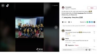 Viral Ibu-Ibu ini Kompak Nobar Sinetron Ikatan Cinta Pakai Baju Senada!