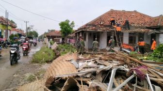 Puting Beliung Robohkan Ratusan Rumah di Cirebon, Satu Warga Luka Parah