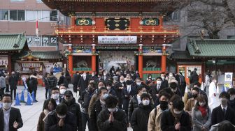 Orang-orang berdoa pada hari pertama kerja di tahun baru di kuil Kanda Myojin, Tokyo, Senin (4/1/2021). [Kazuhiro NOGI / AFP]