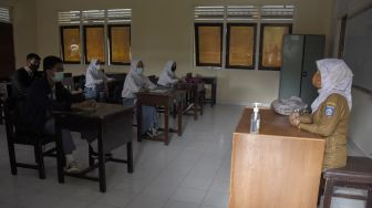 Sejumlah siswa mengikuti kegiatan belajar mengajar saat hari pertama masuk sekolah pembelajaran tatap muka di SMAN 1 Mataram, NTB, Senin (4/1/2021). [ANTARA FOTO/Ahmad Subaidi]