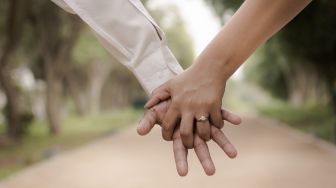 Momen Haru Pasangan Terpisah Jarak, Pilih Tetap Gelar Acara Lamaran Meski Secara Virtual