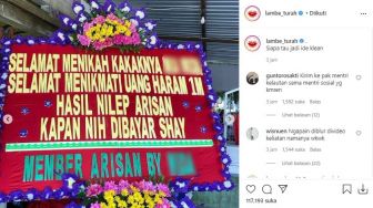 Heboh Karangan Bunga Isi Pesannya Menohok, Bawa-bawa Uang Haram