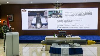 Kepala Staf Angkatan Laut (KSAL) Laksamana TNI Yudo Margono menjelaskan tentang penemuan alat berupa 'Sea Glider' saat konferensi pers di Pushidrosal, Ancol, Jakarta, Senin (4/1/2021). [ANTARA FOTO/M Risyal Hidayat]