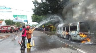 Tanpa Sebab, Minibus Milik Warga Bali Ludes Terbakar