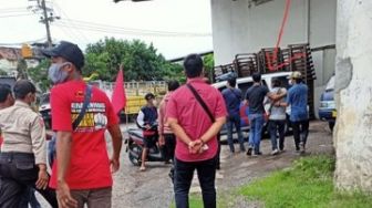 Berbeda Dengan Polisi, LBH Surabaya Sebut Andie Peci Ditangkap karena Dituding Jadi Provokator