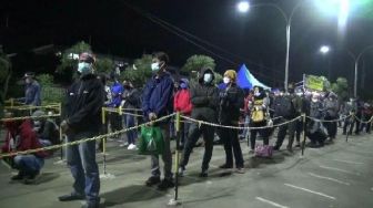 Libur Usai, Antrean Penumpang Mengular di Stasiun Rangkasbitung