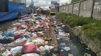 Tahun Baru, Pekanbaru Jadi "Lautan" Sampah, Aroma Busuk Menguar 