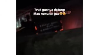 Nobar Ikatan Cinta Pakai Layar Tancap, Tiba-tiba Kejadian Begini