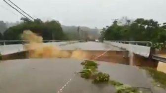 Ngeri! Detik-detik Sebuah Jembatan di Malaysia Runtuh Diguyur Hujan Deras