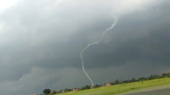 Viral! Video Mencekam Angin Puting Beliung di Langit Cirebon