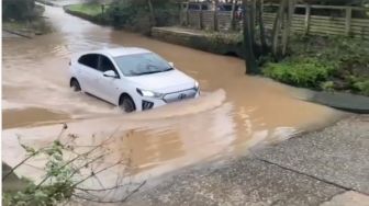 Mobil Listrik Takut Terjang Banjir? Video Ini Bisa Jadi Pembuktiannya